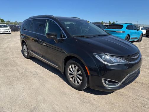 Brilliant Black Crystal Pearlcoat 2018 Chrysler Pacifica Touring-L