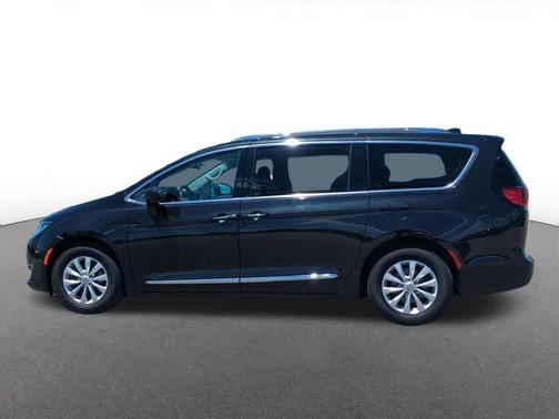 Brilliant Black Crystal Pearlcoat 2018 Chrysler Pacifica Touring-L