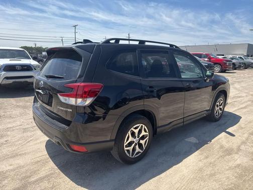 Crystal Black Silica 2024 Subaru Forester Premium