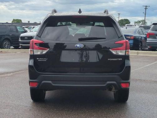 Crystal Black Silica 2024 Subaru Forester Premium