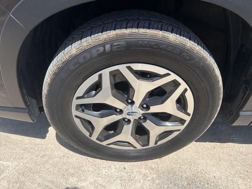 Crystal Black Silica 2024 Subaru Forester Premium