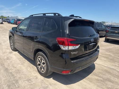 Crystal Black Silica 2024 Subaru Forester Premium