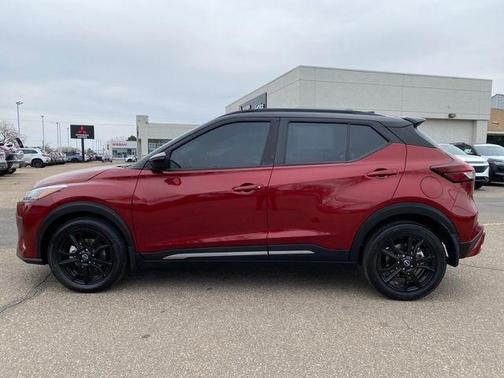 2 Tone Red / Black 2023 Nissan Kicks SR
