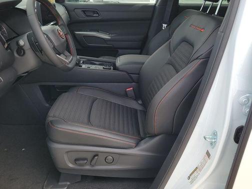 White / Black 2026 Nissan Pathfinder Rock Creek