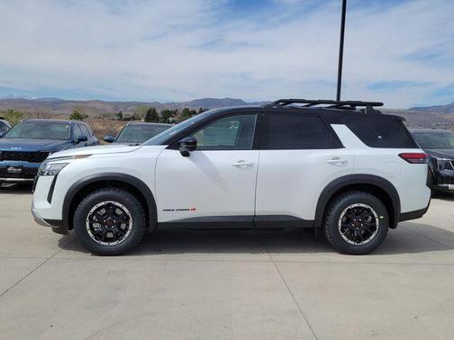 White / Black 2026 Nissan Pathfinder Rock Creek