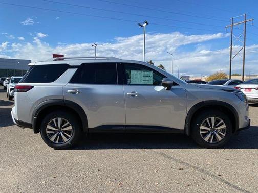 2025 Nissan Pathfinder SL