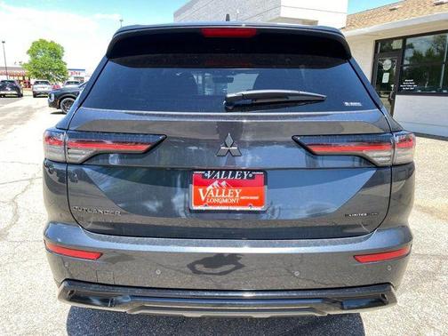 Graphite Gray 2026 Mitsubishi Outlander LE