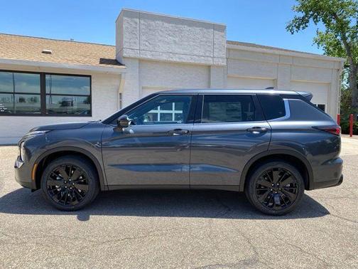 Graphite Gray 2026 Mitsubishi Outlander LE