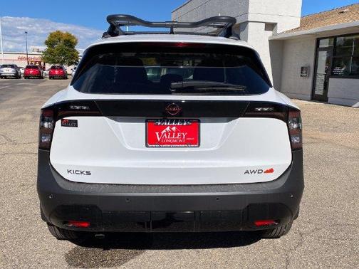 YFQ 2027 Nissan Kicks SV