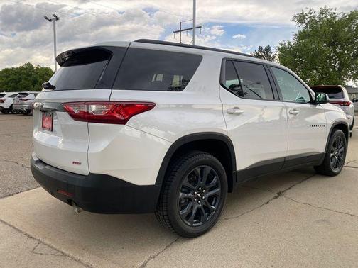 Iridescent Pearl Tricoat 2021 Chevrolet Traverse RS