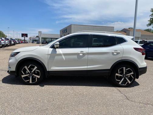 White 2022 Nissan Rogue Sport SL