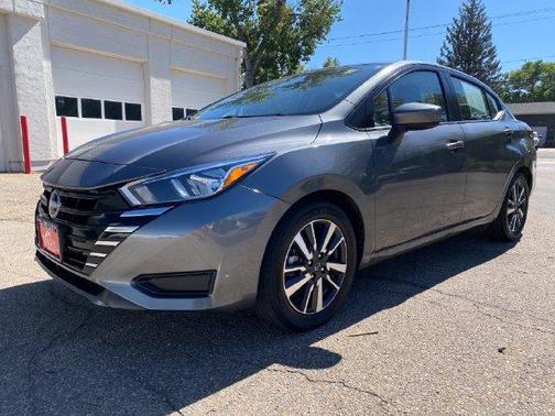 Gun Metallic 2024 Nissan Versa 1.6 SV