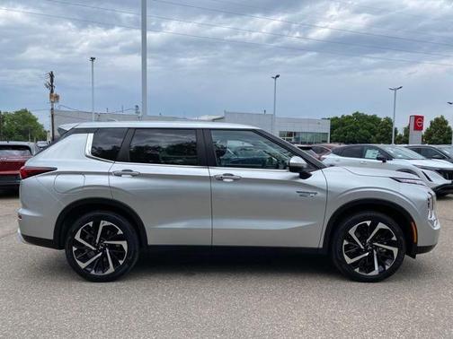 2024 Mitsubishi Outlander PHEV SE