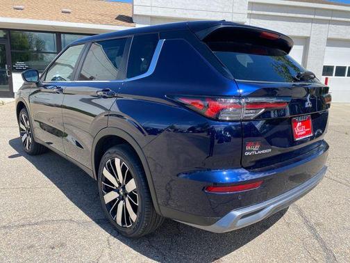 Cosmic Blue Metallic 2026 Mitsubishi Outlander SE