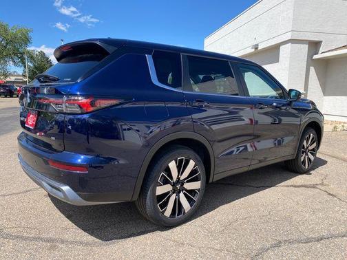 Cosmic Blue Metallic 2026 Mitsubishi Outlander SE