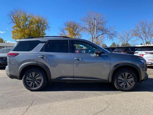 2024 Nissan Pathfinder SV