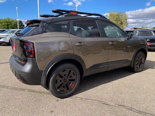 Canyon 2027 Nissan Kicks SV