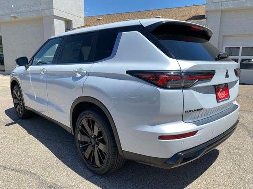 White Diamond 2026 Mitsubishi Outlander LE