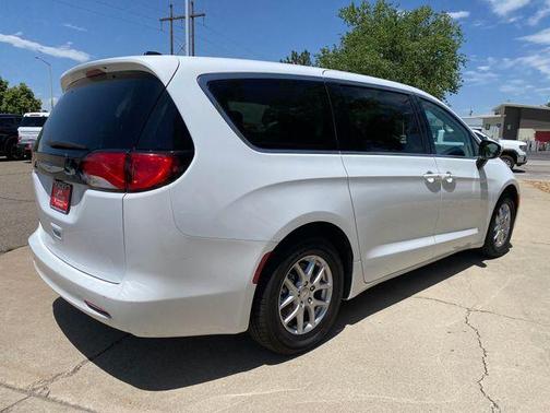 Bright White Clearcoat 2023 Chrysler Voyager LX