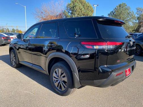 2025 Nissan Pathfinder S