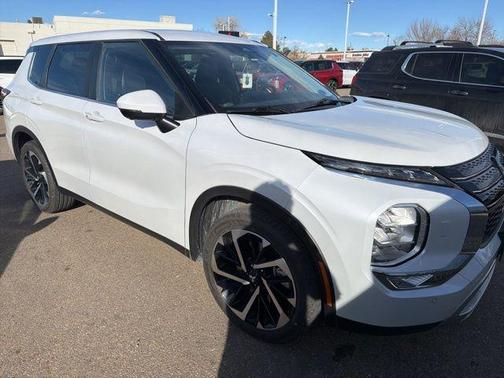 White Diamond 2023 Mitsubishi Outlander SE