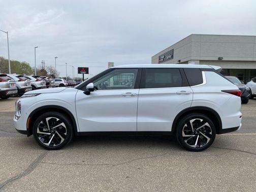 White Diamond 2023 Mitsubishi Outlander SE