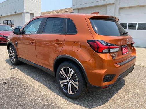 Sunshine Orange Metallic 2026 Mitsubishi Outlander Sport 2.0 ES