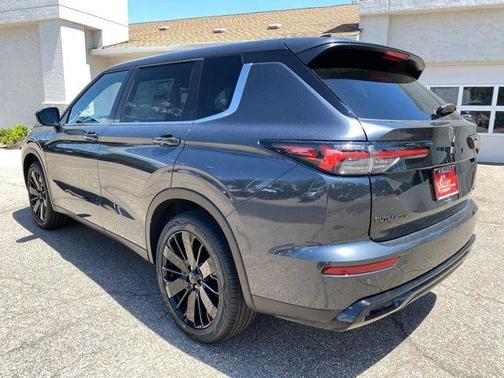 Graphite Gray 2026 Mitsubishi Outlander LE