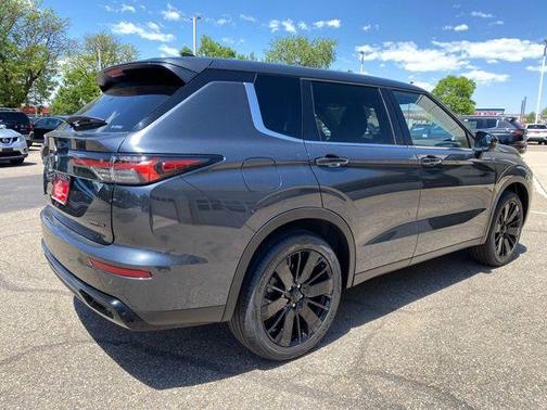 Graphite Gray 2026 Mitsubishi Outlander LE