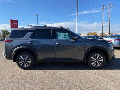 2025 Nissan Pathfinder SL