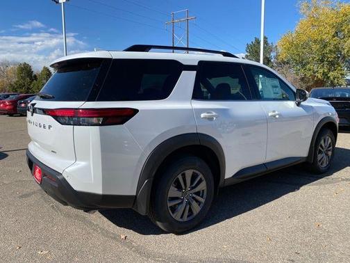 2025 Nissan Pathfinder SV