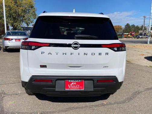 2025 Nissan Pathfinder SV