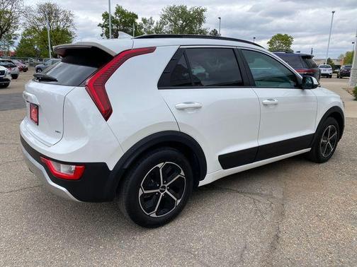 Snow White Pearl 2024 Kia Niro LX