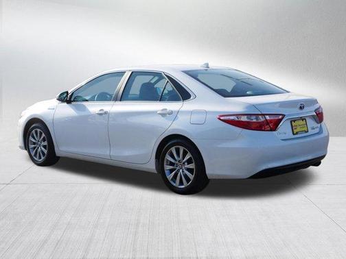 Blizzard Pearl 2017 Toyota Camry Hybrid XLE