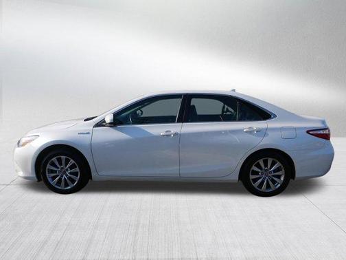 Blizzard Pearl 2017 Toyota Camry Hybrid XLE