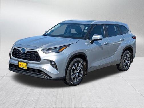 Celestial Silver Metallic 2023 Toyota Highlander Hybrid XLE