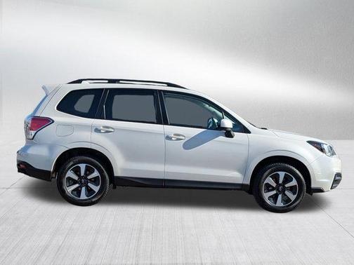 Crystal White Pearl 2017 Subaru Forester 2.5i Premium
