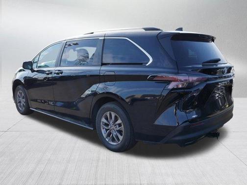 2023 Toyota Sienna LE