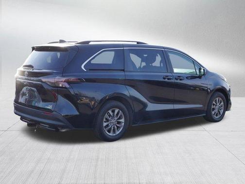 2023 Toyota Sienna LE