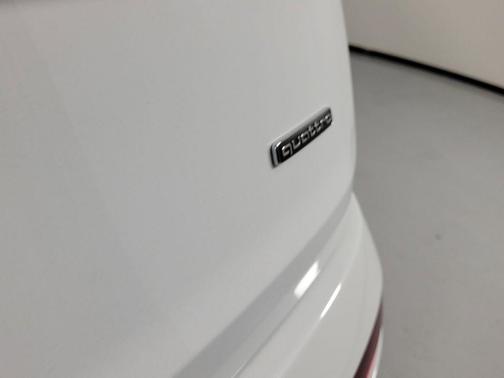 Glacier White Metallic 2023 Audi Q7 55 Premium Plus