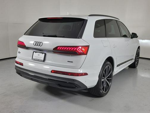 Glacier White Metallic 2023 Audi Q7 55 Premium Plus