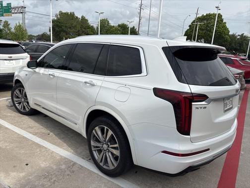 2022 Cadillac XT6 Premium Luxury FWD