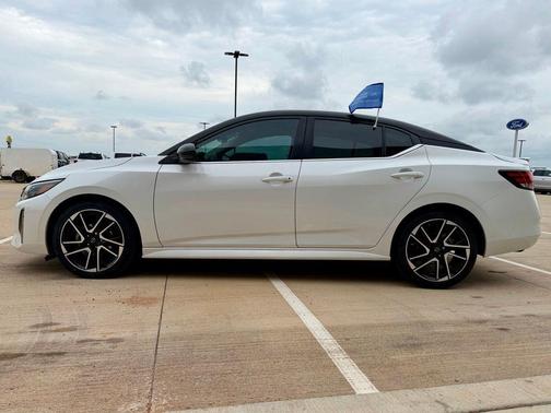 Aspen White Tricoat/Super Black 2024 Nissan Sentra SR