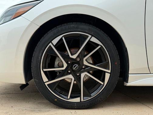 Aspen White Tricoat/Super Black 2024 Nissan Sentra SR