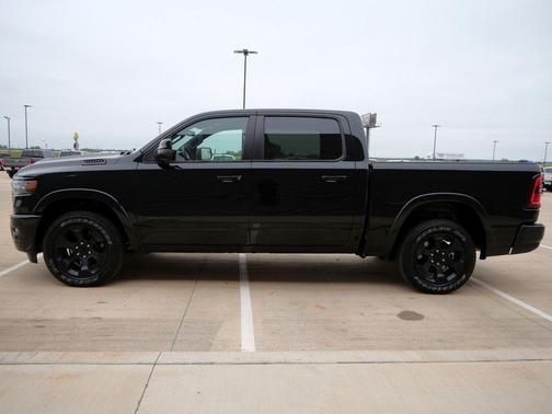 Diamond Black Crystal Pearlcoat 2025 RAM 1500 Big Horn/Lone Star