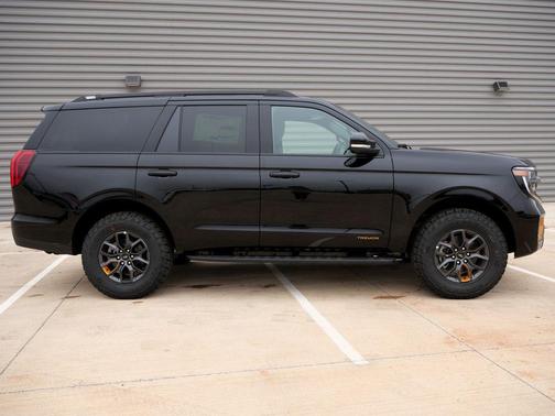 Agate Black Metallic 2026 Ford Expedition Tremor