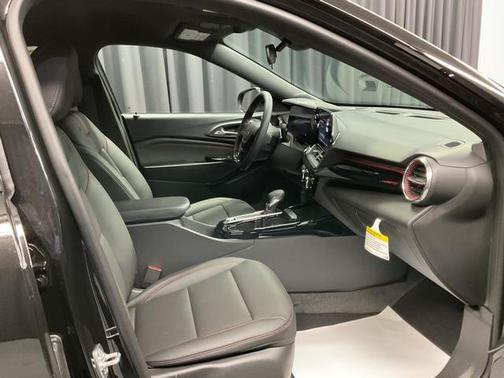 Mosaic Black Metallic 2026 Chevrolet Trax 2RS