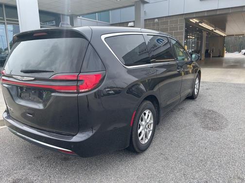 2023 Chrysler Pacifica Touring-L