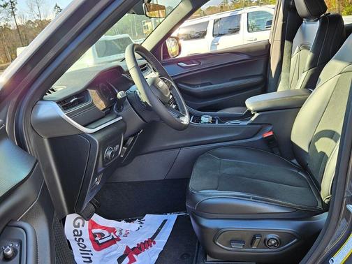 2025 Jeep Grand Cherokee Sport