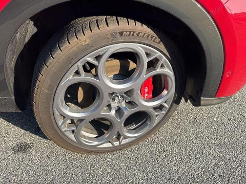 Rosso 2024 Alfa Romeo Tonale Veloce